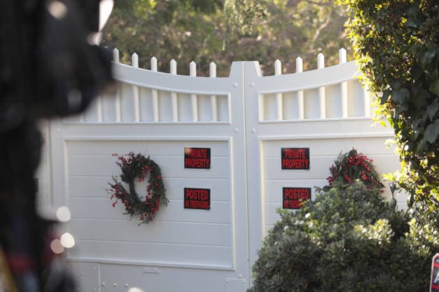 Hollywood filmmaker Rob Reiner, wife Michele found dead at Los Angeles home LOS ANGELES, CALIFORNIA - DECEMBER 15: A view of the entrance of the crime scene where Hollywood director Rob Reiner and his wife were found dead inside a Brentwood home on Sunday, in Los Angeles, California on December 15, 2025. Grace Hie Yoon Anadolu California United States. Editorial use only. Please get in touch for any other usage.  Copyright: x2025xAnadoluxGracexHiexYoonx