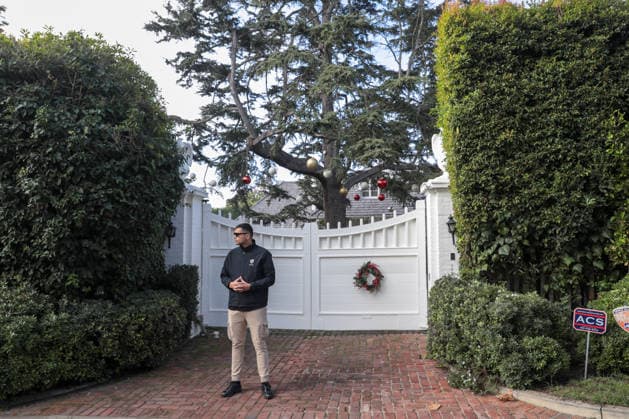 Hollywood filmmaker Rob Reiner, wife Michele found dead at Los Angeles home LOS ANGELES, CALIFORNIA - DECEMBER 15: A view of the entrance of the crime scene where Hollywood director Rob Reiner and his wife were found dead inside a Brentwood home on Sunday, in Los Angeles, California on December 15, 2025. Grace Hie Yoon Anadolu California United States. Editorial use only. Please get in touch for any other usage.  Copyright: x2025xAnadoluxGracexHiexYoonx