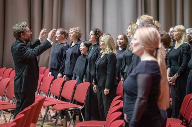 Essen: Der Philharmonische Chor Essen macht beim Weihnachtswunder mit ** NUR FÜR REDAKTIONELLE ZWECKE ** EDITORIAL USE ONLY **<p>Der Philharmonische Chor Essen unter der Leitung von Patrick Jaskolka bei den Aufnahmen der personalisierten Geburtstagsgrüße am Montag, den 15. Dezember 2025, in Essen. Copyright: UwexErnst