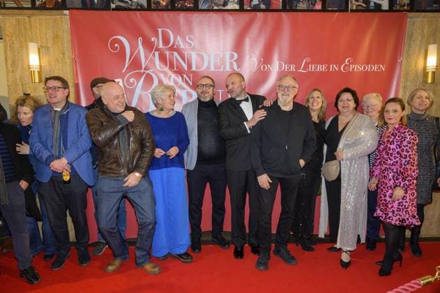 Essen: Premiere des Film Das Wunder von Bernd ** NUR FÜR REDAKTIONELLE ZWECKE ** EDITORIAL USE ONLY **<p>Regisseur Alexander Waldhelm (mit Fliege) und einige Darsteller bei der Premiere des Film Das Wunder von Bernd am Montag, den 15. Dezember 2025, in der Lichtburg in Essen. Copyright: UwexErnst