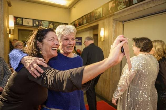 Essen: Premiere des Film Das Wunder von Bernd ** NUR FÜR REDAKTIONELLE ZWECKE ** EDITORIAL USE ONLY **<p>Selfie mit Gerburg Jahnke bei der Premiere des Film Das Wunder von Bernd am Montag, den 15. Dezember 2025, in der Lichtburg in Essen. Copyright: UwexErnst