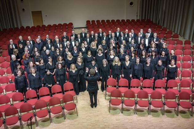 Essen: Der Philharmonische Chor Essen macht beim Weihnachtswunder mit ** NUR FÜR REDAKTIONELLE ZWECKE ** EDITORIAL USE ONLY **<p>Der Philharmonische Chor Essen singt gegen eine Spende personalisierte Geburtstagsgrüße am Montag, den 15. Dezember 2025, in Essen. Copyright: UwexErnst