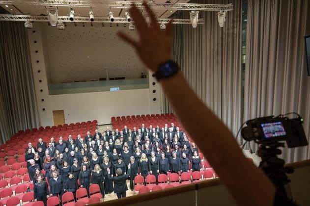 Essen: Der Philharmonische Chor Essen macht beim Weihnachtswunder mit ** NUR FÜR REDAKTIONELLE ZWECKE ** EDITORIAL USE ONLY **<p>Philharmonische Chor Essen bei den Aufnahmen der personalisierten Geburtstagsgrüße am Montag, den 15. Dezember 2025, in Essen. Copyright: UwexErnst