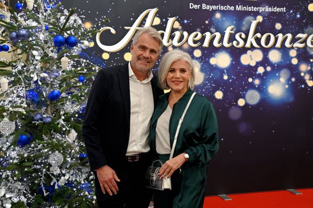 Birgit SCHROWANGE mit Ehemann Frank SPOTHELFER, Adventskonzert des Bayerischen Ministerpraesidenten am 15.12.2025 im Cuvillies Theater in der Residenz in Muenchen.
