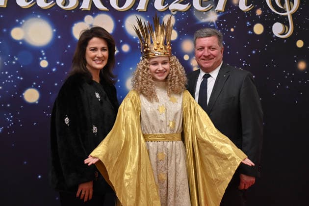Michaela KANIBER (Staatsministerin fuer Ernaehrung,Landwirtschaft,Forsten und Tourismus), Nuernberger Christkindl,Christian BERNREITER (Bayerischer Staatsminister fuer Wohnen, Bau und Verkehr) Adventskonzert des Bayerischen Ministerpraesidenten am 15.12.2025 im Cuvillies Theater in der Residenz in Muenchen.