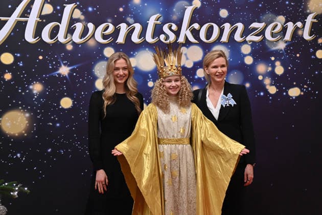 Veronica FERRES und Tochter Lilly mit dem Nuernberger Christkindl. Adventskonzert des Bayerischen Ministerpraesidenten am 15.12.2025 im Cuvillies Theater in der Residenz in Muenchen.