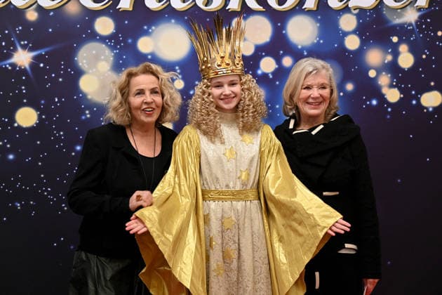 li:Michaela MAY und re:Jutta SPEIDEL mit dem Nuernberger Christkindl. Adventskonzert des Bayerischen Ministerpraesidenten am 15.12.2025 im Cuvillies Theater in der Residenz in Muenchen.