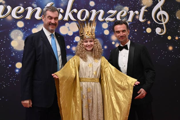 Markus SOEDER (Ministerpraesident Bayern und CSU Vorsitzender,li),Florian SILBEREISEN mit dem Nuernberger Christkindl. Adventskonzert des Bayerischen Ministerpraesidenten am 15.12.2025 im Cuvillies Theater in der Residenz in Muenchen. *** Markus SOEDER State Premier of Bavaria and CSU Chairman, left, Florian SILBEREISEN with the Nuremberg Christkindl Advent concert by the Bavarian State Premier on December 15, 2025 at the Cuvillies Theater in the Munich Residence