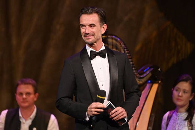 Florian SILBEREISEN (Moderator,Schauspieler,Musiker). Einzelbild,angeschnittenes Einzelmotiv,Halbfigur,halbe Figur. Adventskonzert des Bayerischen Ministerpraesidenten am 15.12.2025 im Cuvillies Theater in der Residenz in Muenchen.