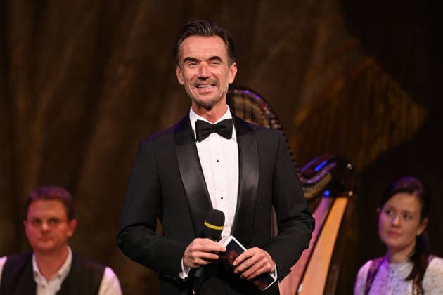 Florian SILBEREISEN (Moderator,Schauspieler,Musiker). Einzelbild,angeschnittenes Einzelmotiv,Halbfigur,halbe Figur. Adventskonzert des Bayerischen Ministerpraesidenten am 15.12.2025 im Cuvillies Theater in der Residenz in Muenchen.