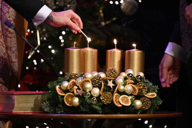 Randmotiv,Anzuenden der Kerzen von einem Adventskranz,Streichholz,Kerze.Kranz. Adventskonzert des Bayerischen Ministerpraesidenten am 15.12.2025 im Cuvillies Theater in der Residenz in Muenchen.