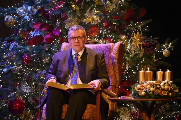 Florian HERRMANN (CSU,Leiter der Staatskanzlei) liest die Weihnachtsgeschichte, Adventskonzert des Bayerischen Ministerpraesidenten am 15.12.2025 im Cuvillies Theater in der Residenz in Muenchen.
