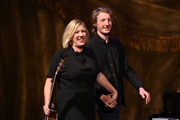 Claudia KORECK (Musikerin) mit Sohn Tim. Adventskonzert des Bayerischen Ministerpraesidenten am 15.12.2025 im Cuvillies Theater in der Residenz in Muenchen.