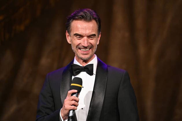Florian SILBEREISEN (Moderator,Schauspieler,Musiker). Einzelbild,angeschnittenes Einzelmotiv,Halbfigur,halbe Figur. Adventskonzert des Bayerischen Ministerpraesidenten am 15.12.2025 im Cuvillies Theater in der Residenz in Muenchen.