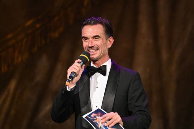 Florian SILBEREISEN (Moderator,Schauspieler,Musiker). Einzelbild,angeschnittenes Einzelmotiv,Halbfigur,halbe Figur. Adventskonzert des Bayerischen Ministerpraesidenten am 15.12.2025 im Cuvillies Theater in der Residenz in Muenchen.