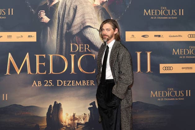 Tom Payne bei der Kinopremiere von Der Medicus 2 am 15.12.2025 in Koeln Der Medicus 2 Kinopremiere in Koeln