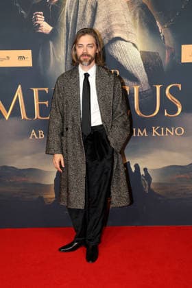 Tom Payne bei der Kinopremiere von Der Medicus 2 am 15.12.2025 in Koeln Der Medicus 2 Kinopremiere in Koeln