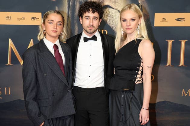 Rosie Boore, Jaouhar Ben Ayed und Aine Rose Daly bei der Kinopremiere von Der Medicus 2 am 15.12.2025 in Koeln Der Medicus 2 Kinopremiere in Koeln