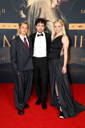 Rosie Boore, Jaouhar Ben Ayed und Aine Rose Daly bei der Kinopremiere von Der Medicus 2 am 15.12.2025 in Koeln Der Medicus 2 Kinopremiere in Koeln