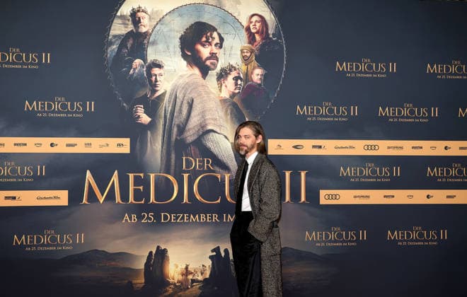 Tom Payne bei der Kinopremiere von Der Medicus 2 am 15.12.2025 in Koeln Der Medicus 2 Kinopremiere in Koeln
