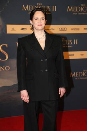 Emily Cox bei der Kinopremiere von Der Medicus 2 am 15.12.2025 in Koeln Der Medicus 2 Kinopremiere in Koeln
