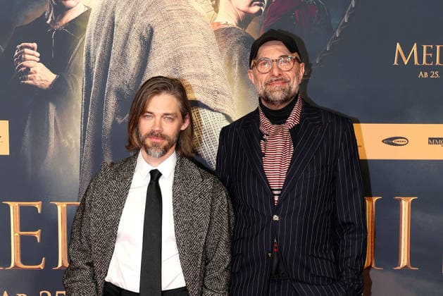 Tom Payne und Regisseur Philipp Stoelzl bei der Kinopremiere von Der Medicus 2 am 15.12.2025 in Koeln Der Medicus 2 Kinopremiere in Koeln