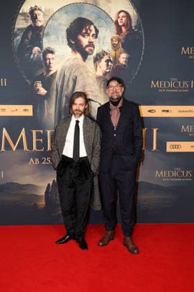 Tom Payne und Regisseur Philipp Stoelzl bei der Kinopremiere von Der Medicus 2 am 15.12.2025 in Koeln Der Medicus 2 Kinopremiere in Koeln