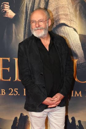 Liam Cunningham bei der Kinopremiere von Der Medicus 2 am 15.12.2025 in Koeln Der Medicus 2 Kinopremiere in Koeln