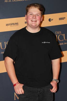 Julius Weckauf bei der Kinopremiere von Der Medicus 2 am 15.12.2025 in Koeln Der Medicus 2 Kinopremiere in Koeln