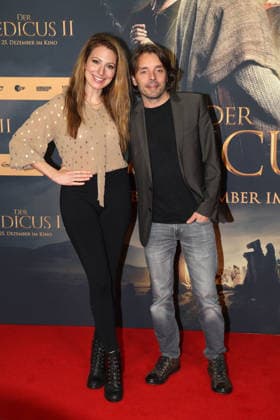 Mara Bergmann und ihr Ehemann Alexander Hoffmann bei der Kinopremiere von Der Medicus 2 am 15.12.2025 in Koeln Der Medicus 2 Kinopremiere in Koeln