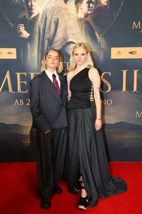 Rosie Boore und Aine Rose Daly bei der Kinopremiere von Der Medicus 2 am 15.12.2025 in Koeln Der Medicus 2 Kinopremiere in Koeln