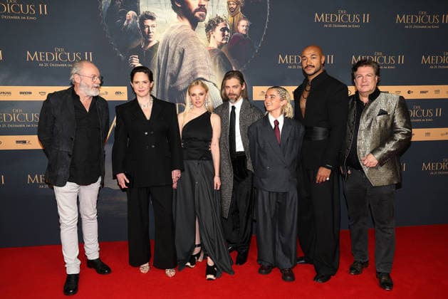 Liam Cunningham, Emily Cox, Aine Rose Daly, Tom Payne, Rosie Boore, Malick Bauer und Francis Fulton-Smith bei der Kinopremiere von Der Medicus 2 am 15.12.2025 in Koeln Der Medicus 2 Kinopremiere in Koeln