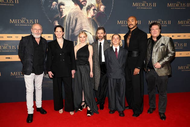 Liam Cunningham, Emily Cox, Aine Rose Daly, Tom Payne, Rosie Boore, Malick Bauer und Francis Fulton-Smith bei der Kinopremiere von Der Medicus 2 am 15.12.2025 in Koeln Der Medicus 2 Kinopremiere in Koeln