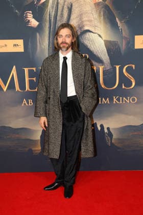 Tom Payne bei der Kinopremiere von Der Medicus 2 am 15.12.2025 in Koeln Der Medicus 2 Kinopremiere in Koeln