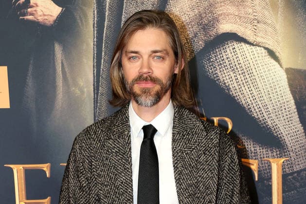 Tom Payne bei der Kinopremiere von Der Medicus 2 am 15.12.2025 in Koeln Der Medicus 2 Kinopremiere in Koeln