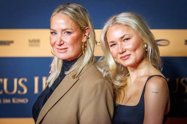 15.12.2025. Köln. Weltpremiere des Historienfilms DER MEDICUS 2 im Cinedom Köln. Red Carpet. Hier: Janine Kunze mit Tochter Lili Budach Köln Cinedom Nordrhein-Westfalen Deutschland