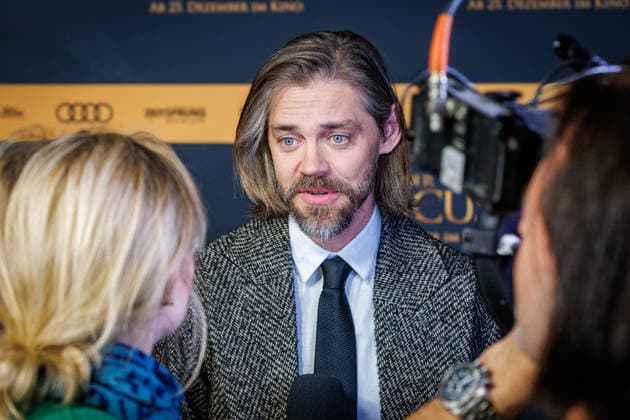 15.12.2025. Köln. Weltpremiere des Historienfilms DER MEDICUS 2 im Cinedom Köln. Red Carpet. Hier: Tom Payne Köln Cinedom Nordrhein-Westfalen Deutschland