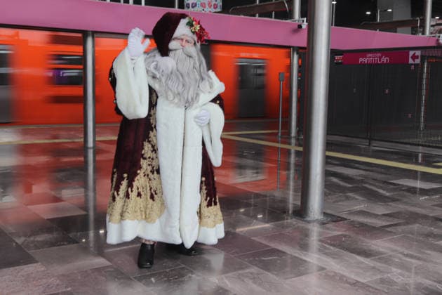 Joso Miguel Moctezuma characterized as Santa Claus iluminated, traveling at the Mexico City s Metro line 1 to greet and take photos with the people. on December 15, 2025 in Mexico City, Mexico. Mexico City Mexico - ZUMAe321 20251215_zia_e321_015 Copyright: xCarlosxSantiagox