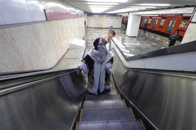 Joso Miguel Moctezuma characterized as Santa Claus iluminated, traveling at the Mexico City s Metro line 1 to greet and take photos with the people. on December 15, 2025 in Mexico City, Mexico. Mexico City Mexico - ZUMAe321 20251215_zia_e321_027 Copyright: xCarlosxSantiagox