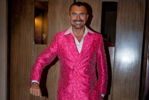 William Abadie double-breasted tuxedo designed by Caroline Scheufele Caroline s Couture The cast and crew of the series Emily in Paris gather at Maxim s after the premiere of season 5 at the Grand Rex in Paris on 15 December 2025 Yoann Ouahcene Bestimage The cast and crew of the series Emily in Paris gather at Maxim s after the premiere of season 5 at the Grand Rex in Paris on 15 December 2025 Paris Bolivia  Copyright: xYoannxOuahcenex xBestimagexYoannxOuahcenex xBestimagex