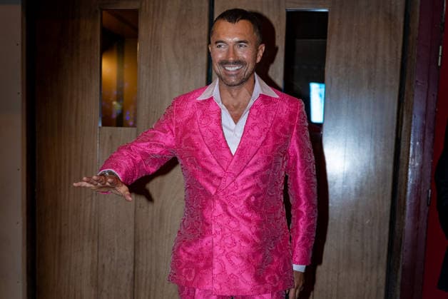 William Abadie double-breasted tuxedo designed by Caroline Scheufele Caroline s Couture The cast and crew of the series Emily in Paris gather at Maxim s after the premiere of season 5 at the Grand Rex in Paris on 15 December 2025 Yoann Ouahcene Bestimage The cast and crew of the series Emily in Paris gather at Maxim s after the premiere of season 5 at the Grand Rex in Paris on 15 December 2025 Paris Bolivia  Copyright: xYoannxOuahcenex xBestimagexYoannxOuahcenex xBestimagex