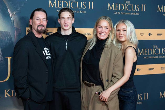 Janine KUNZE, Schauspielerin, mit ihrer Familie, Ehemann Jens BUDACH, Sohn Luiz BUDACH und Tochter Lili BUDACH, Schauspielerin, Roter Teppich, Red Carpet Show, Ankunft, arrival, Filmpremiere DER MEDICUS 2 am 15.12.2025 im Cinedom-Kino in Koeln,