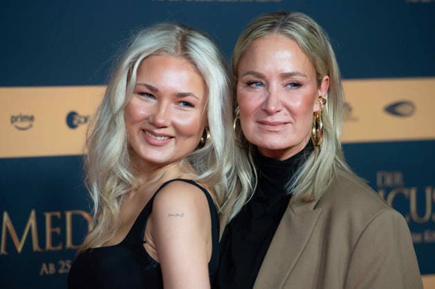 Janine KUNZE, Schauspielerin, mit ihrer Tochter Lili BUDACH, Schauspielerin, Roter Teppich, Red Carpet Show, Ankunft, arrival, Filmpremiere DER MEDICUS 2 am 15.12.2025 im Cinedom-Kino in Koeln,