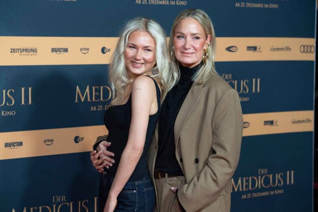 Janine KUNZE, Schauspielerin, mit ihrer Tochter Lili BUDACH, Schauspielerin, Roter Teppich, Red Carpet Show, Ankunft, arrival, Filmpremiere DER MEDICUS 2 am 15.12.2025 im Cinedom-Kino in Koeln,