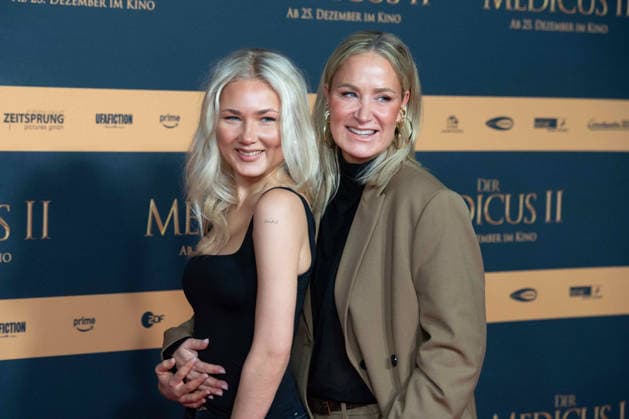 Janine KUNZE, Schauspielerin, mit ihrer Tochter Lili BUDACH, Schauspielerin, Roter Teppich, Red Carpet Show, Ankunft, arrival, Filmpremiere DER MEDICUS 2 am 15.12.2025 im Cinedom-Kino in Koeln,