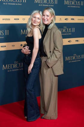 Janine KUNZE, Schauspielerin, mit ihrer Tochter Lili BUDACH, Schauspielerin, Roter Teppich, Red Carpet Show, Ankunft, arrival, Filmpremiere DER MEDICUS 2 am 15.12.2025 im Cinedom-Kino in Koeln,