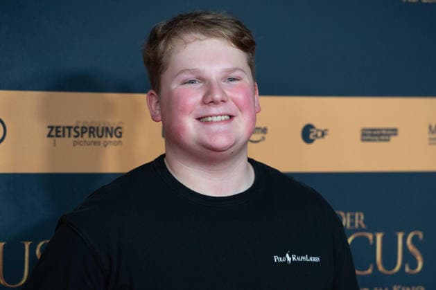 Julius WECKAUF, Schauspieler, Portraet, Porträt, Portrait, Angeschnittenes Einzelbild, Einzelmotiv, Roter Teppich, Red Carpet Show, Ankunft, arrival, Filmpremiere DER MEDICUS 2 am 15.12.2025 im Cinedom-Kino in Koeln,