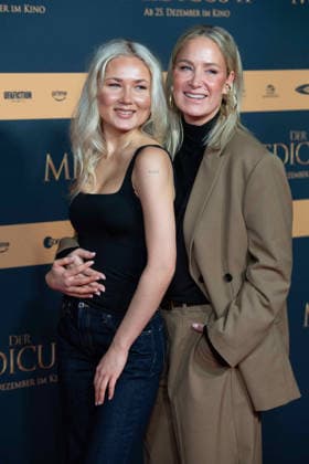 Janine KUNZE, Schauspielerin, mit ihrer Tochter Lili BUDACH, Schauspielerin, Roter Teppich, Red Carpet Show, Ankunft, arrival, Filmpremiere DER MEDICUS 2 am 15.12.2025 im Cinedom-Kino in Koeln,