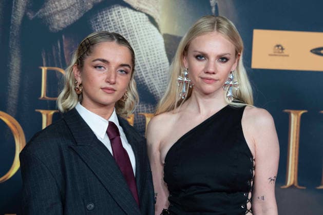 von links: Rosie BOORE, Schauspielerin, Aine Rose DALY, Schauspielerin, Roter Teppich, Red Carpet Show, Ankunft, arrival, Filmpremiere DER MEDICUS 2 am 15.12.2025 im Cinedom-Kino in Koeln,