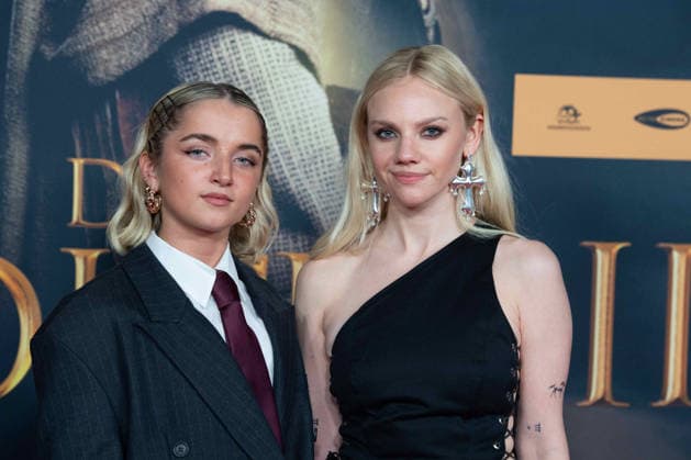 von links: Rosie BOORE, Schauspielerin, Aine Rose DALY, Schauspielerin, Roter Teppich, Red Carpet Show, Ankunft, arrival, Filmpremiere DER MEDICUS 2 am 15.12.2025 im Cinedom-Kino in Koeln,